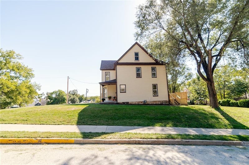525 N 7th St, Atchison, KS 66002