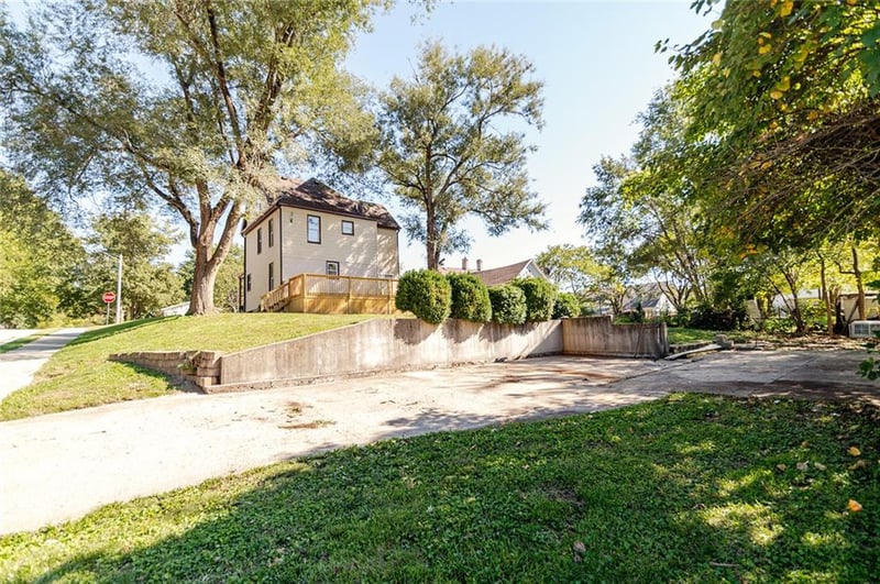 525 N 7th St, Atchison, KS 66002