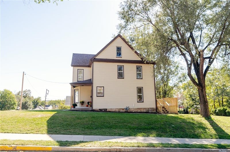 525 N 7th St, Atchison, KS 66002
