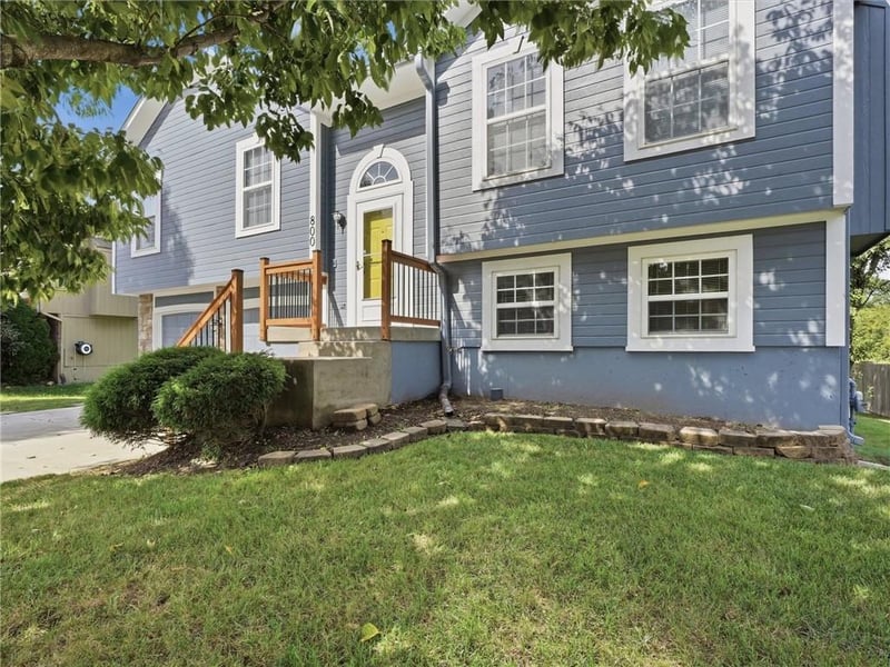 800 Garnes St, Raymore, MO 64083