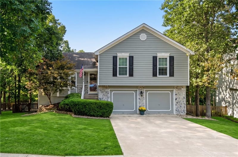 144 NW Whitlock Dr, Lee's Summit, MO 64081