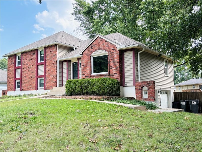 207 SE Claremont St, Lee's Summit, MO 64063