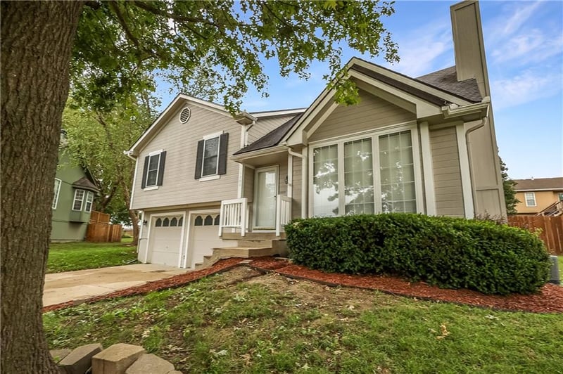 1900 Arapaho Ct, Greenwood, MO 64034