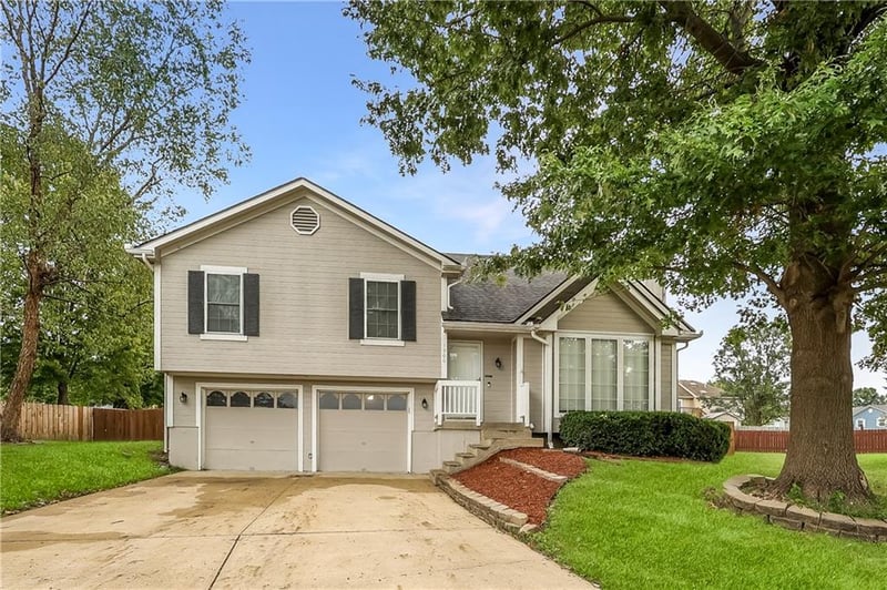 1900 Arapaho Ct, Greenwood, MO 64034
