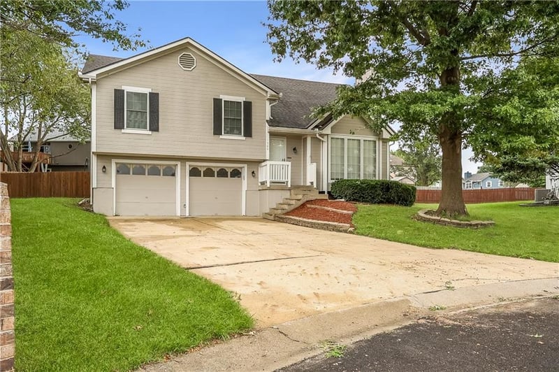 1900 Arapaho Ct, Greenwood, MO 64034