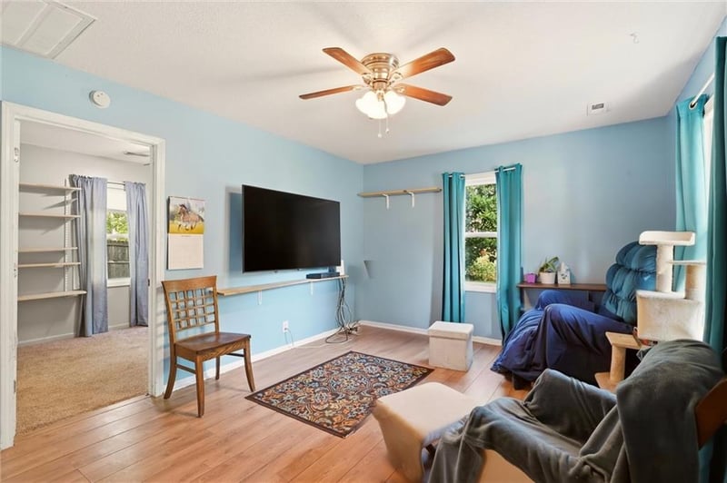 815 Pine St, Pleasant Hill, MO 64080