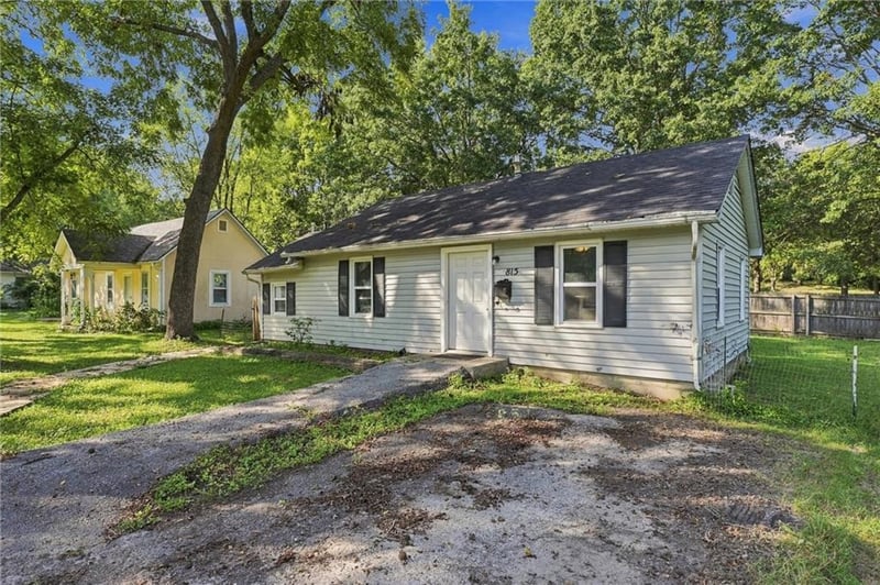 815 Pine St, Pleasant Hill, MO 64080