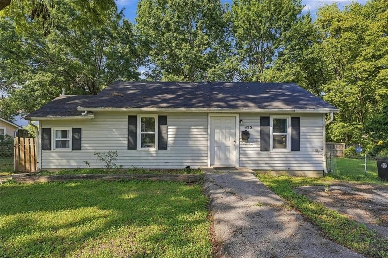 815 Pine St, Pleasant Hill, MO 64080