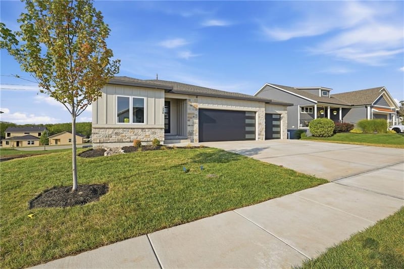 1226 Larkspur Pl, Raymore, MO 64083