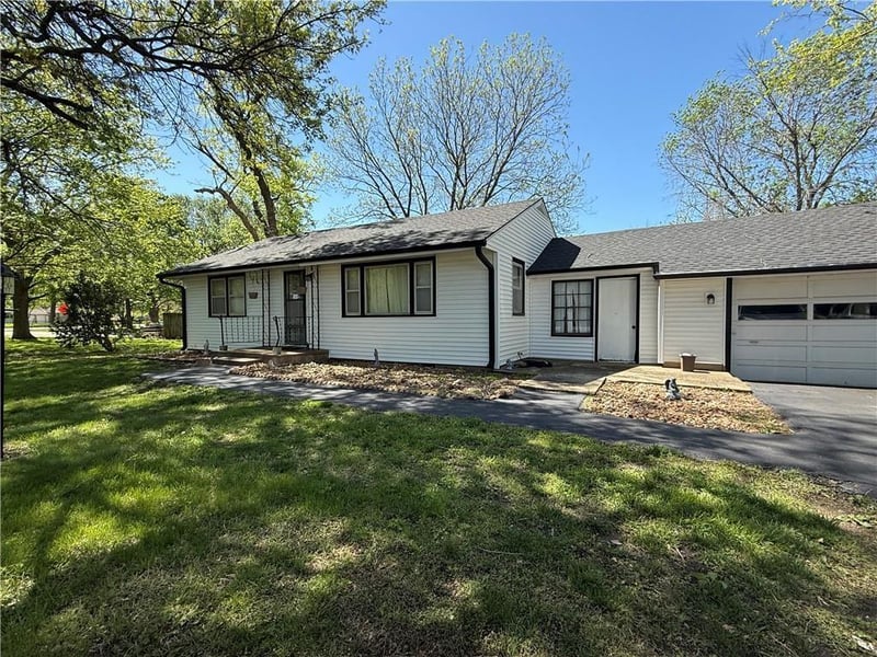 412 NW Donovan Rd, Lee's Summit, MO 64063