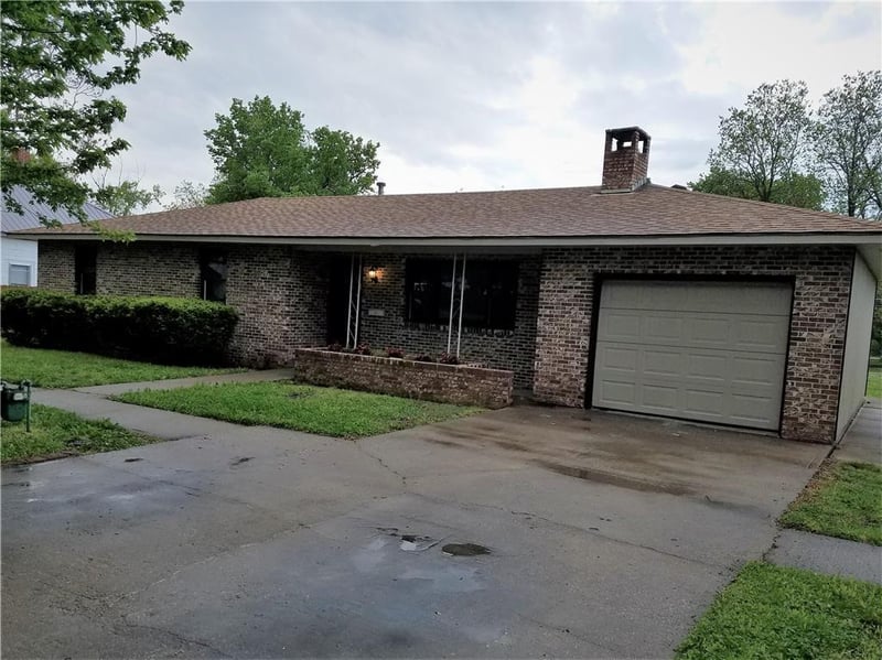 215 W 2nd Ave, Garnett, KS 66032