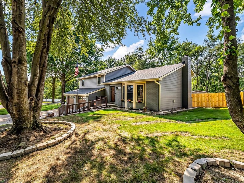 220 Crestview St, Lansing, KS 66043