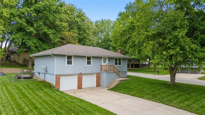 2909 S 1st St, Blue Springs, MO 64014
