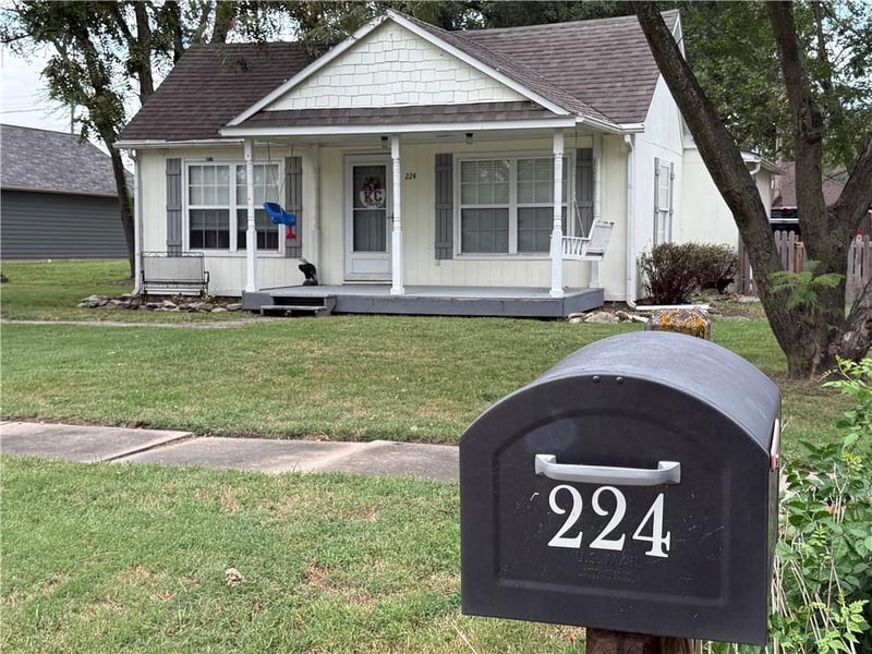 224 E 3rd St, Adrian, MO 64720