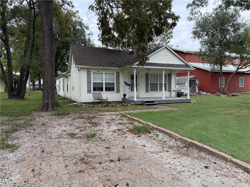 224 E 3rd St, Adrian, MO 64720