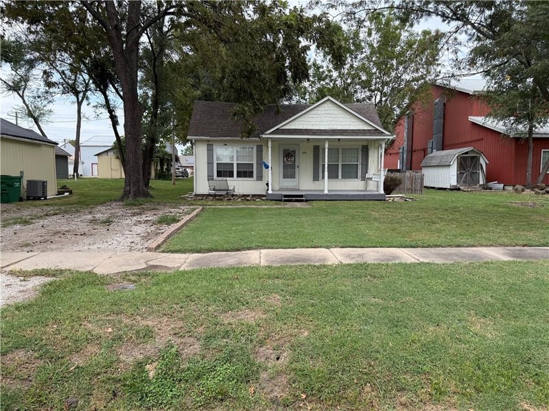 224 E 3rd St, Adrian, MO 64720