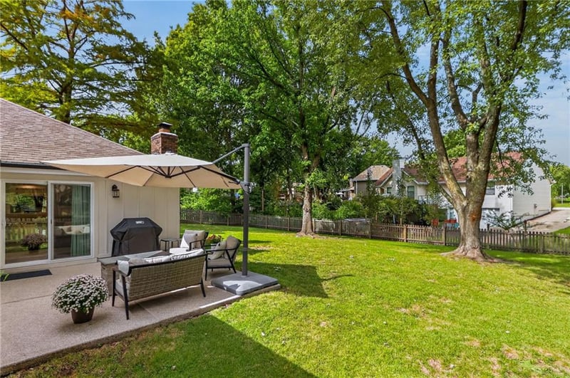 1104 NE Oak Tree Dr, Lee's Summit, MO 64086