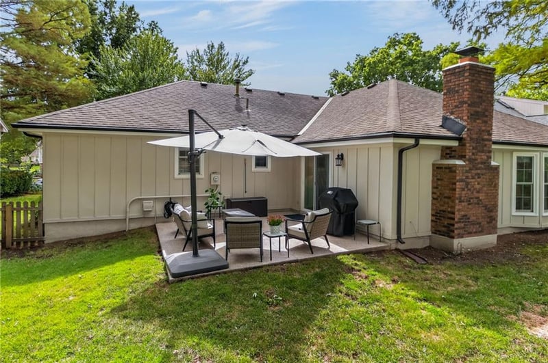1104 NE Oak Tree Dr, Lee's Summit, MO 64086