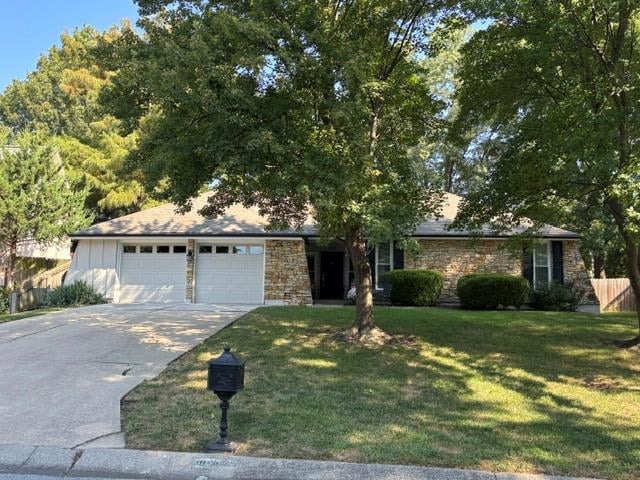 1104 NE Oak Tree Dr, Lee's Summit, MO 64086