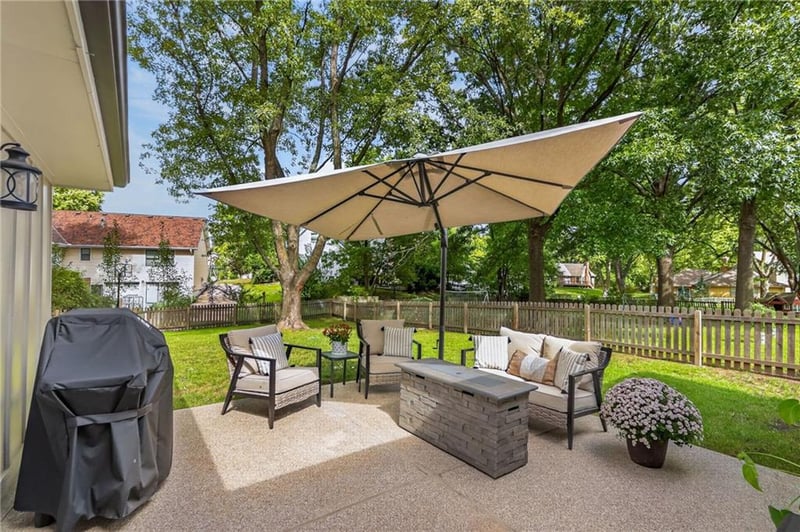 1104 NE Oak Tree Dr, Lee's Summit, MO 64086