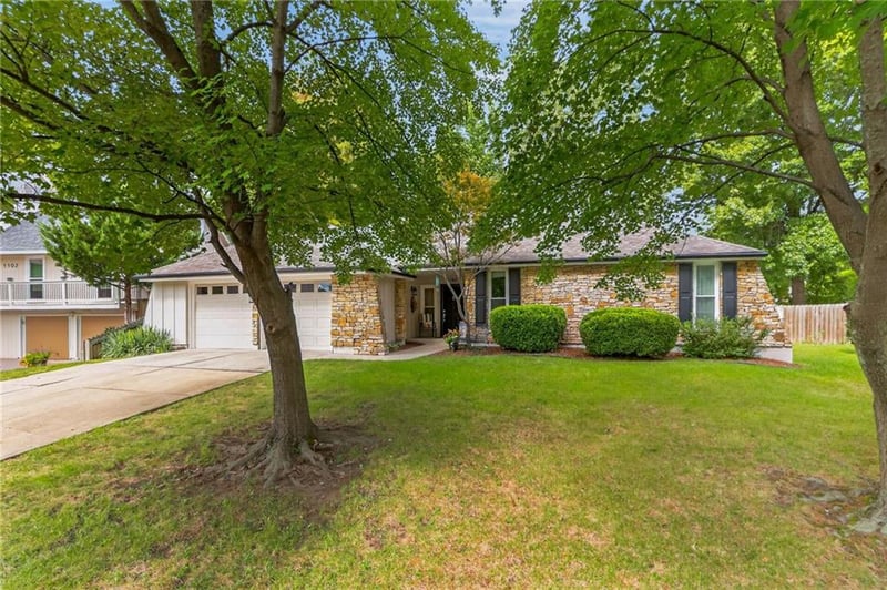 1104 NE Oak Tree Dr, Lee's Summit, MO 64086