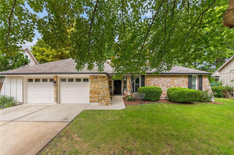 1104 NE Oak Tree Dr, Lee's Summit, MO 64086