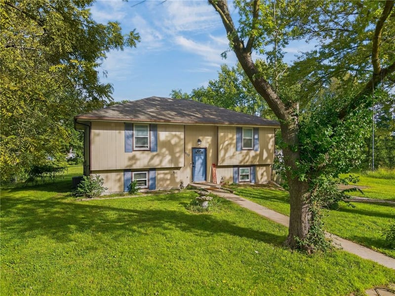 619 Maple St, Lathrop, MO 64465