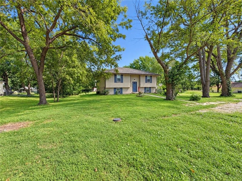 619 Maple St, Lathrop, MO 64465
