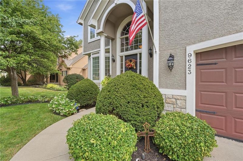 9623 Falcon Valley Dr, Lenexa, KS 66220