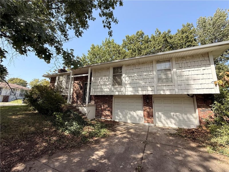417 SW Redwood Dr, Blue Springs, MO 64014