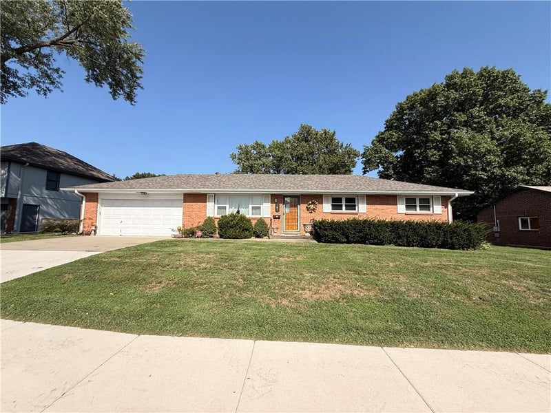 705 Quincy Blvd, Smithville, MO 64089
