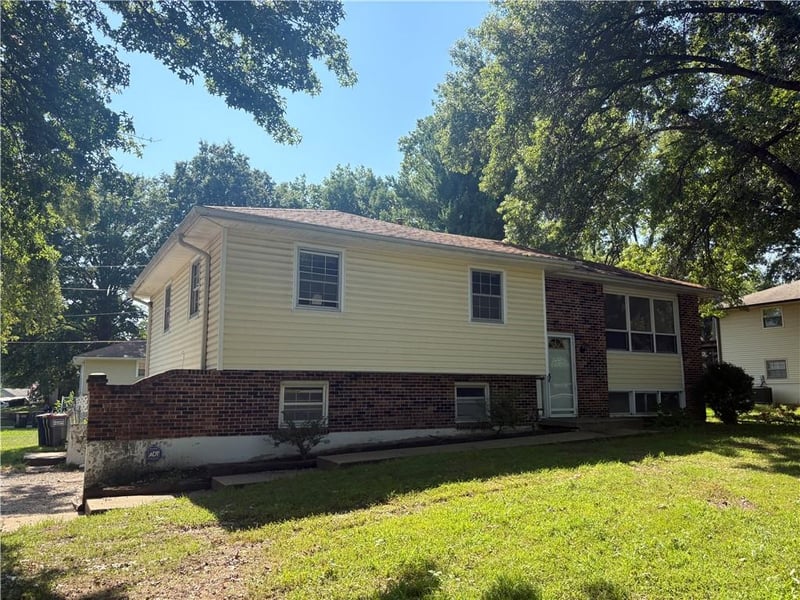207 E 10th St, Kearney, MO 6406