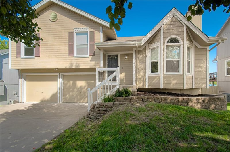 14105 Lora St, Smithville, MO 64089