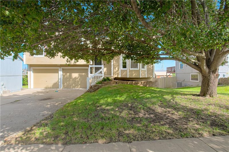 14105 Lora St, Smithville, MO 64089