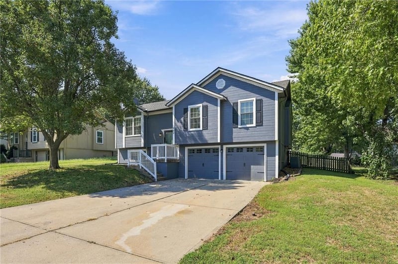 408 Huntington Ct, Greenwood, MO 64034