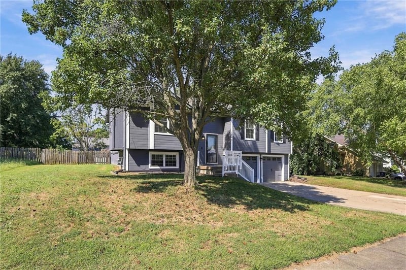 408 Huntington Ct, Greenwood, MO 64034