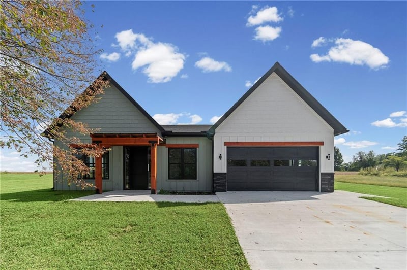 2004 Country Club Dr, Carrollton, MO 64633