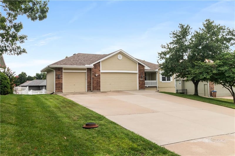 1715 Overbrook Ln, Raymore, MO 64083