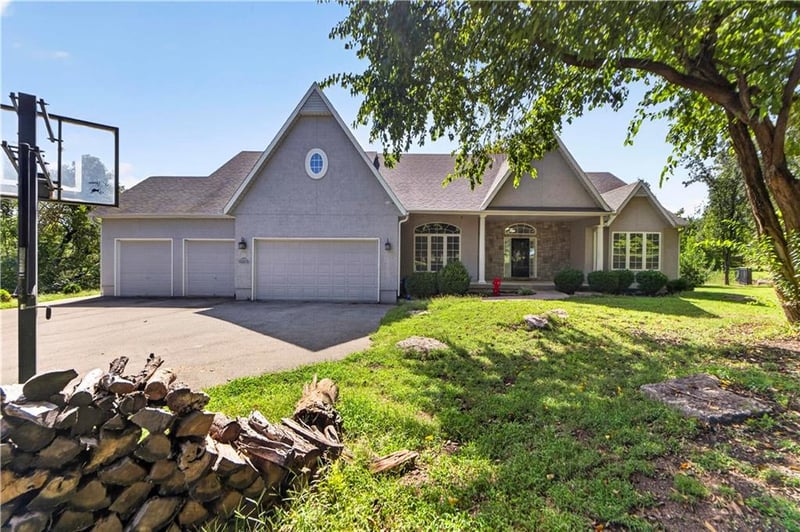 28098 Overbrook Rd, Paola, KS 66071