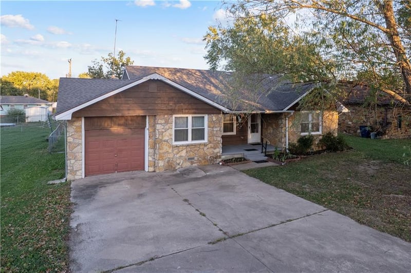 303 S Overlook Dr, Coffeyville, KS 67337