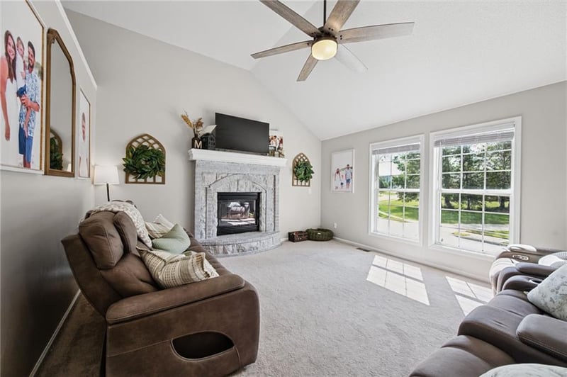 810 S Morgan Dr, Peculiar, MO 64078