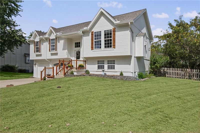 810 S Morgan Dr, Peculiar, MO 64078