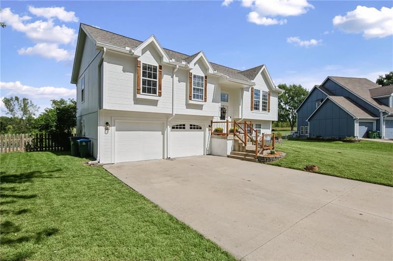 810 S Morgan Dr, Peculiar, MO 64078
