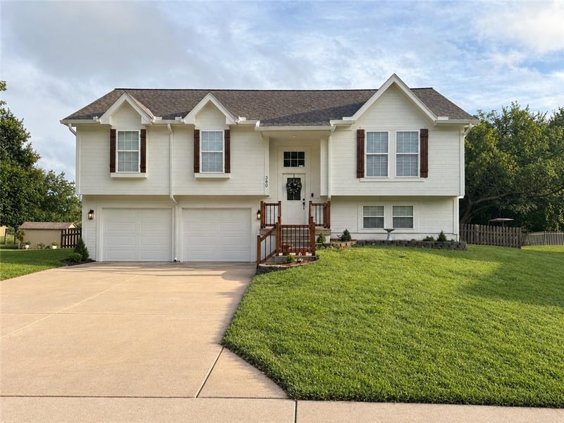 810 S Morgan Dr, Peculiar, MO 64078