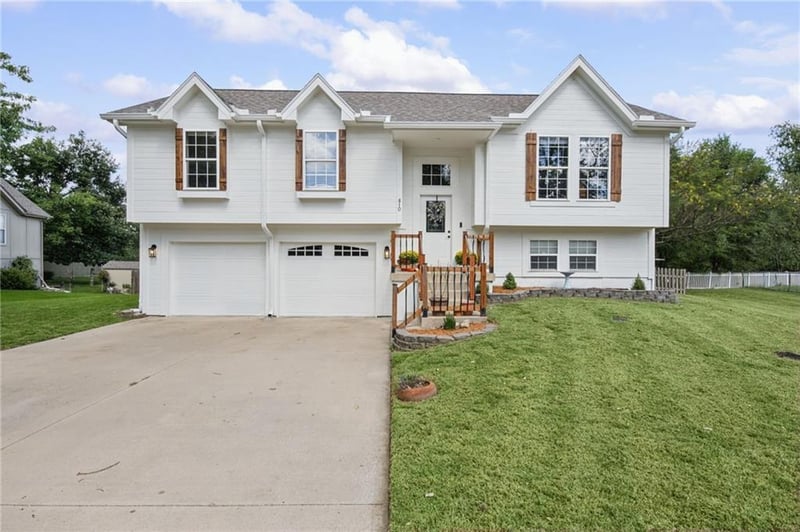 810 S Morgan Dr, Peculiar, MO 64078