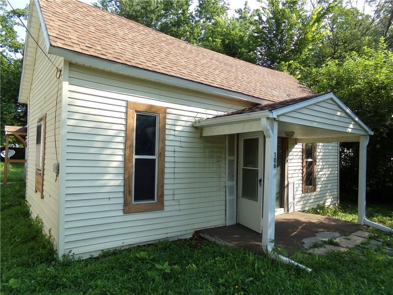 106 W 4th St, Henrietta, MO 64036