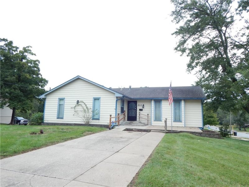 1727 Dakota St, Leavenworth, KS 66048