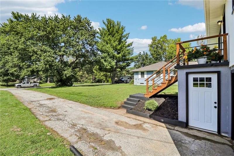 2907 S 29th St, St Joseph, MO 64503