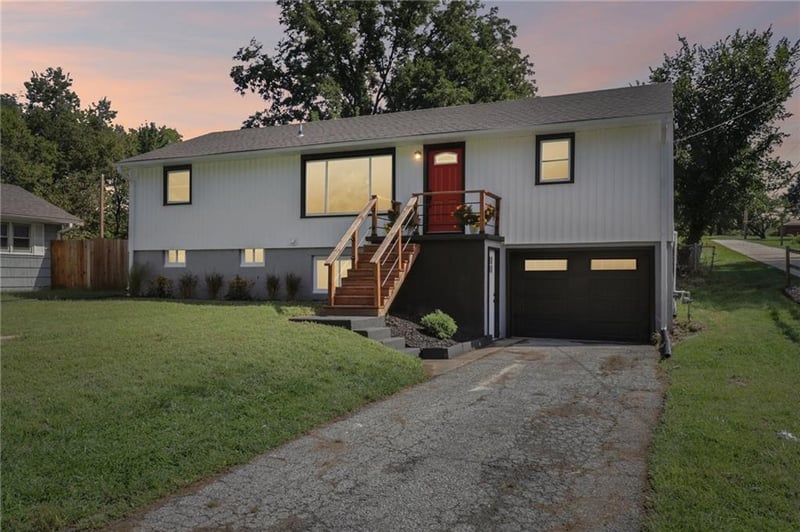 2907 S 29th St, St Joseph, MO 64503