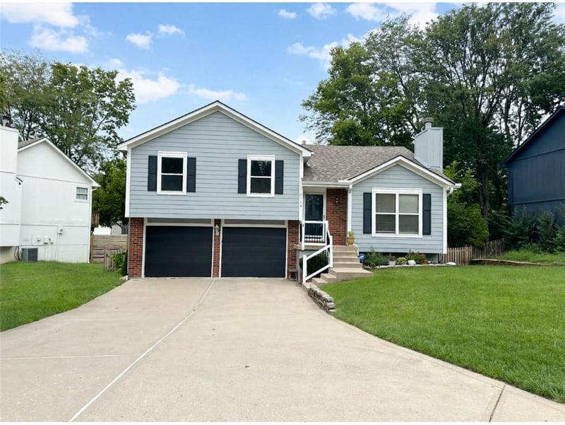 2108 SW Sterling Dr, Lee's Summit, MO 64081